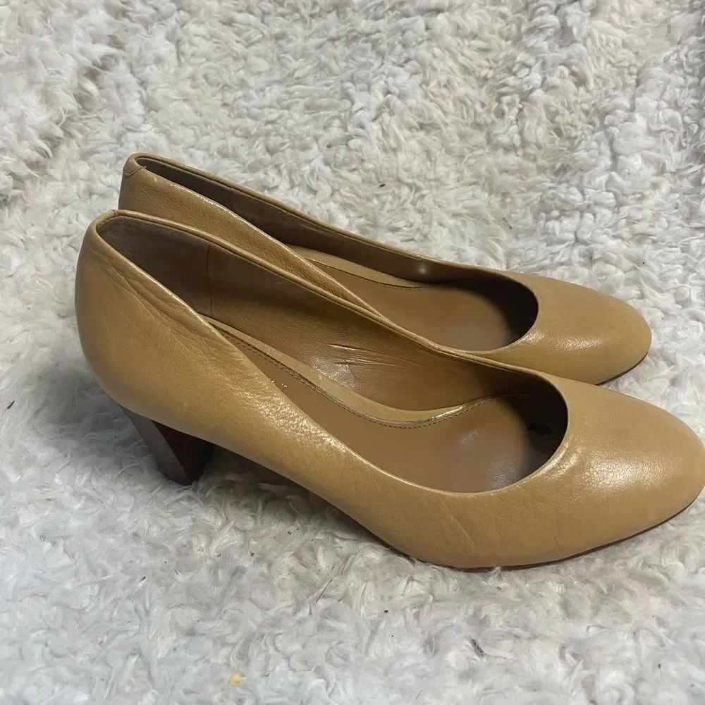 Lauren Ralph Lauren leather tan slip on heels almond toe SZ8B